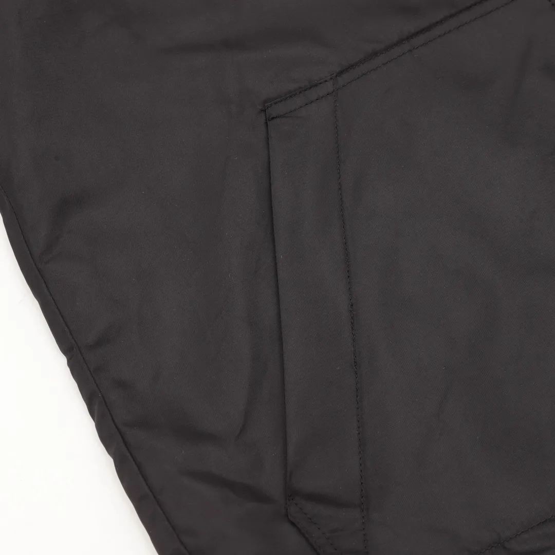 🅿️570 Louis Vuitton/Louis Vuitton Logo Reversible Jacket Jacket Reversible jacket, divided into solid color side and full logo jacquard side, the two styles can be switched at will. Needless to say the style, low-key luxury, both sides bring out the 1V classic elements, loose fit, casual and comfortable upper body. The solid color side is a soft-shell jacket style, a simple solid color style, only the chest hardware is decorated, the hardware is removable, the inside and outside hardware are all double-sided engraved, the original version is the same and can be customized and dyed. The clothes are of the same color with no color difference, and the labor cost is expensive. The lining is made of silk jacquard fabric, and the classic full-width logo jacquard process requires everything to be woven, and the process cost is extremely high. size：XS-L